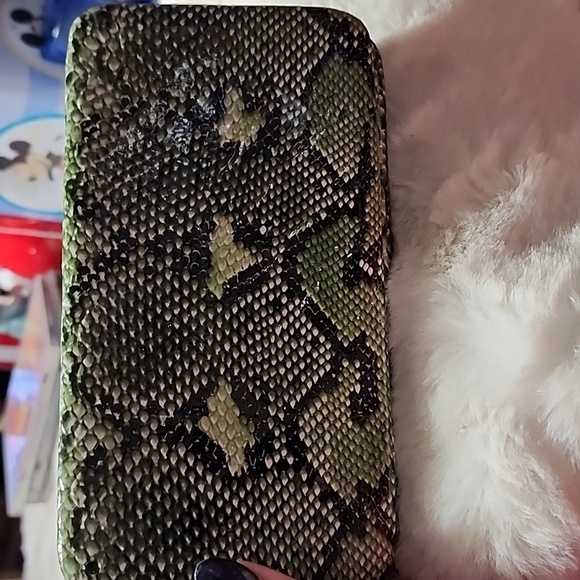 WOMEN'S GREEN SHIMMERING SNAKE SKIN WALLET. - Picture 3 of 4